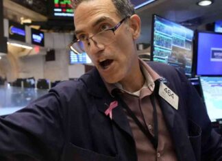 S&P 500 Nears All-Time Highs with Best Week of the Year news-17082024-012553