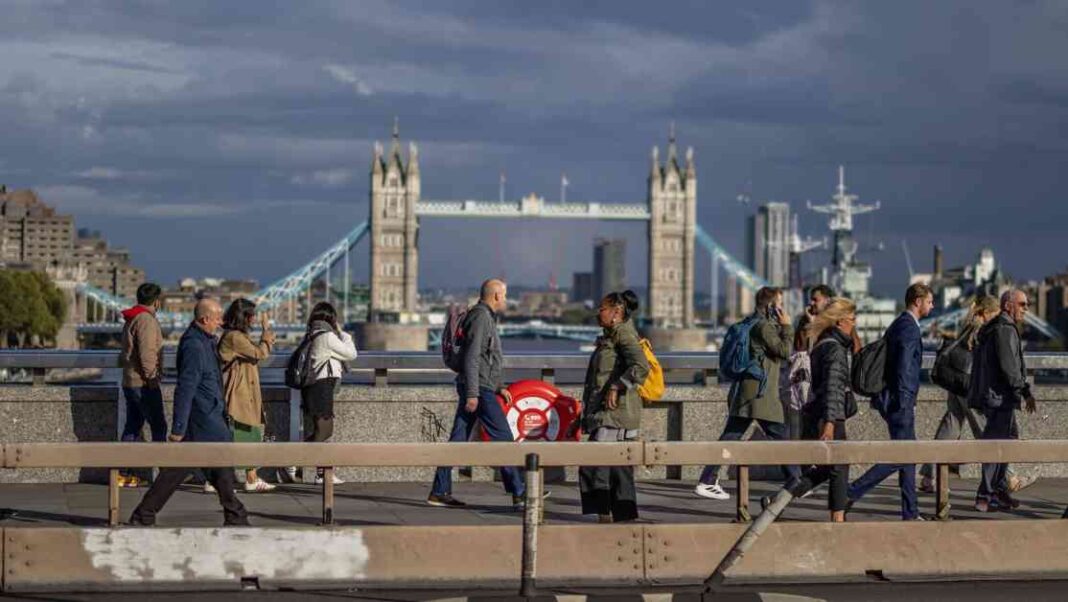 uk-private-sector-employment-decline-hits-record-low-in-2021