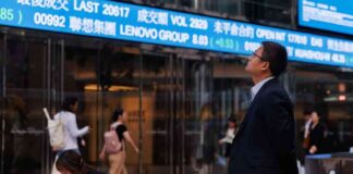 Hong Kong Stocks Outperform Mainland China by Largest Margin Since 2008 hong-kong-stocks-outperform-mainland-china-by-largest-margin-since-2008