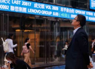 Hong Kong Stocks Outperform Mainland China by Largest Margin Since 2008 hong-kong-stocks-outperform-mainland-china-by-largest-margin-since-2008